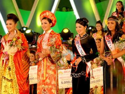 Các thí sinh Hoa hậu Dân tộc phải thi ứng xử, trang phục dân tộc, áo tăm ngay từ vong bán kết (Ảnh: Cuộc thi HH dân tộc 2007)